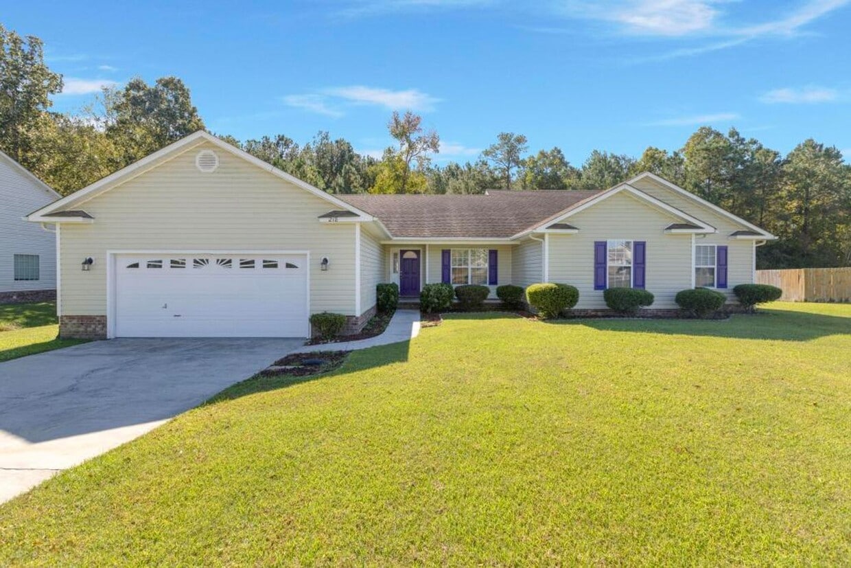 Foto principal - Large Ranch Home with 4BR/ 2 Bath with an ...