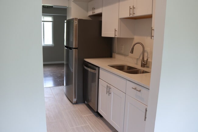 Kitchen - 1108 W Side Dr