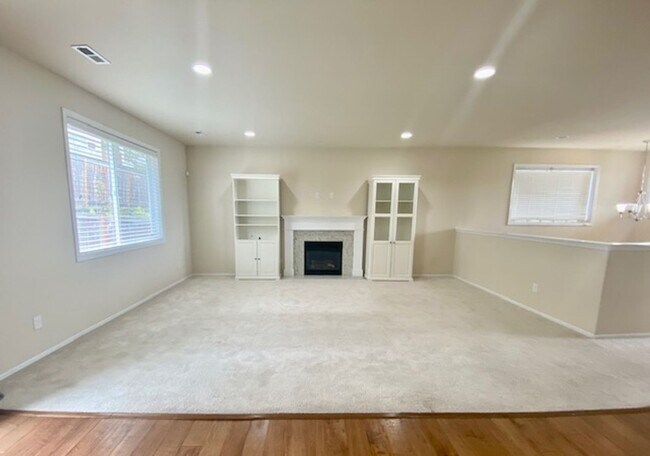 Foto del edificio - Beautifully Renovated 4 bedroom Home with ...