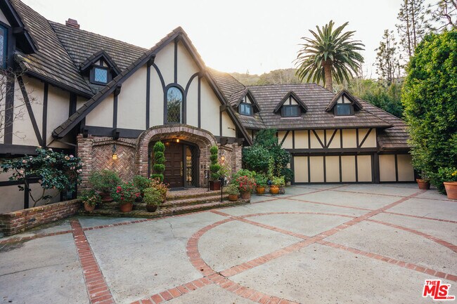 Foto del edificio - 1509 Stone Canyon Rd