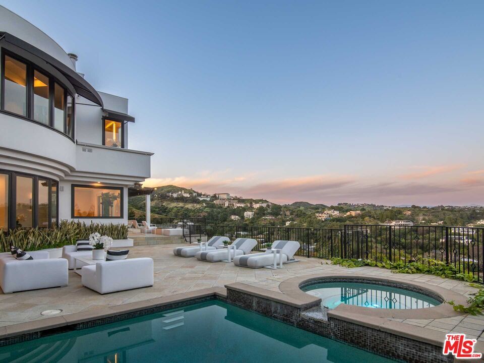 Foto principal - 930 N Tigertail Rd