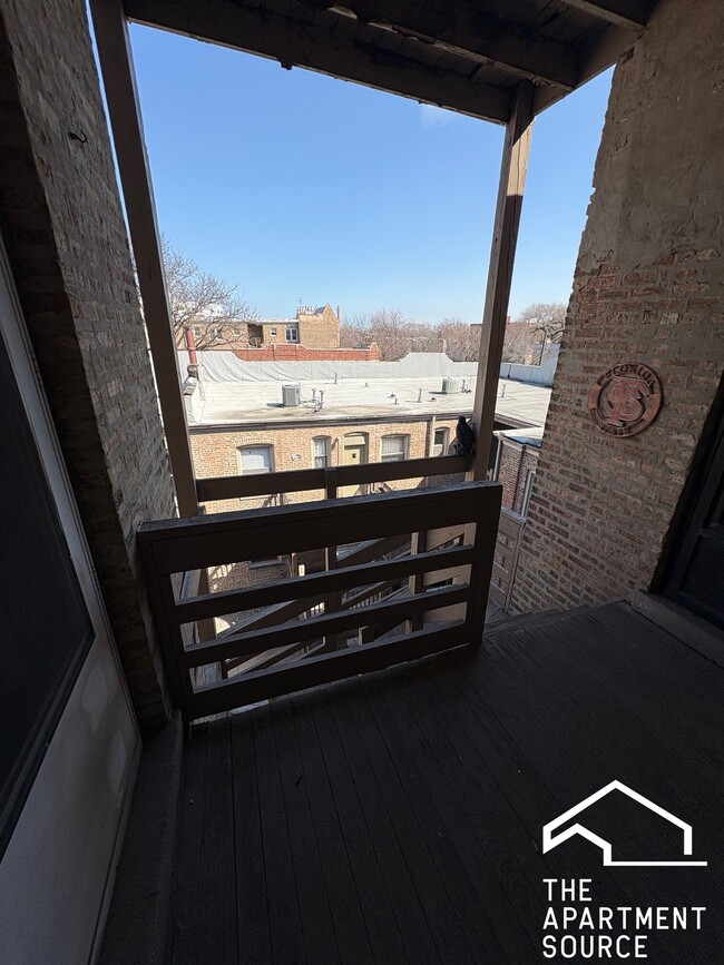 Foto del edificio - 3806 W Irving Park Rd