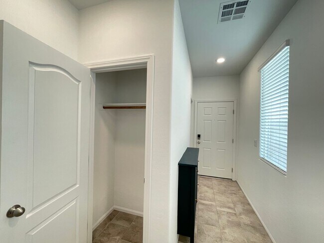 Building Photo - Wonderful 2-story home in Mountains Edge!!
