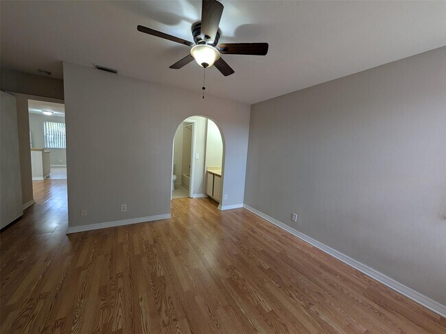 Foto del edificio - 5741 Riverside Dr