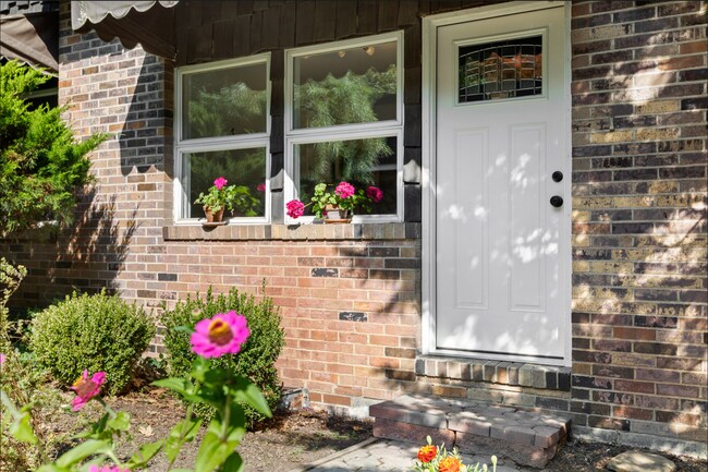 Building Photo - 215 Oakview Dr