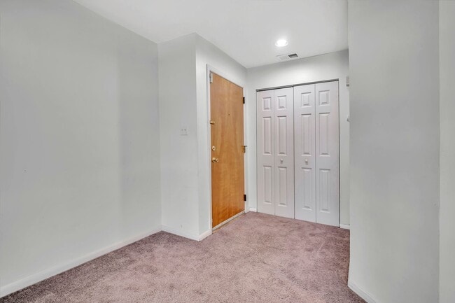 Building Photo - 302 Trinity Ct