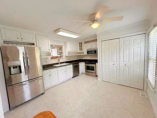 Building Photo - Updated Home in the Heart Of Chesterfield