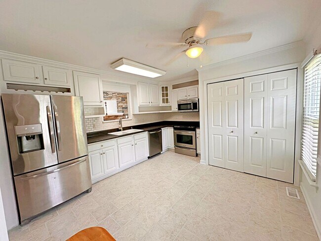 Foto del edificio - Updated Home in the Heart Of Chesterfield