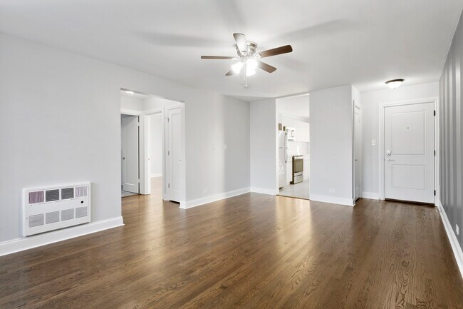 Building Photo - 7634 N Eastlake Terrace