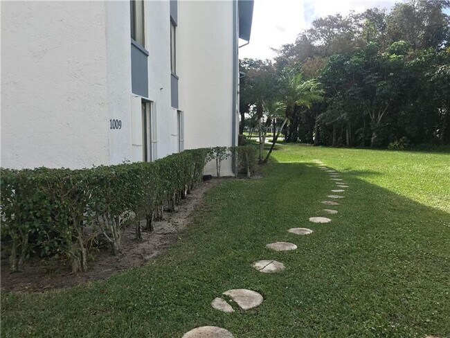 Foto del edificio - 1009 Green Pine Blvd