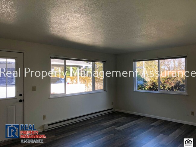 Building Photo - Super Clean, Cute, Private, and Well-Maint...