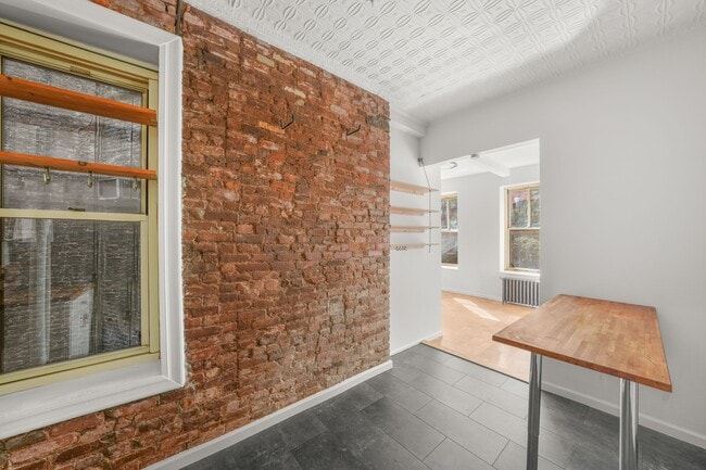 Building Photo - 316 Mott St