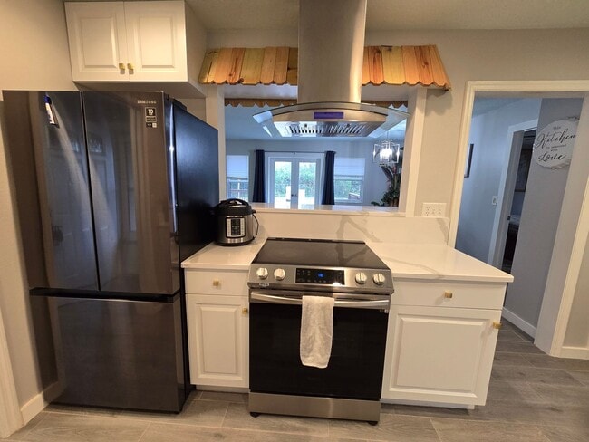 Foto del edificio - Remodeled 2 bed/ 2 bath/ 2 car garage ~ Annual Rental in Sarasota ~