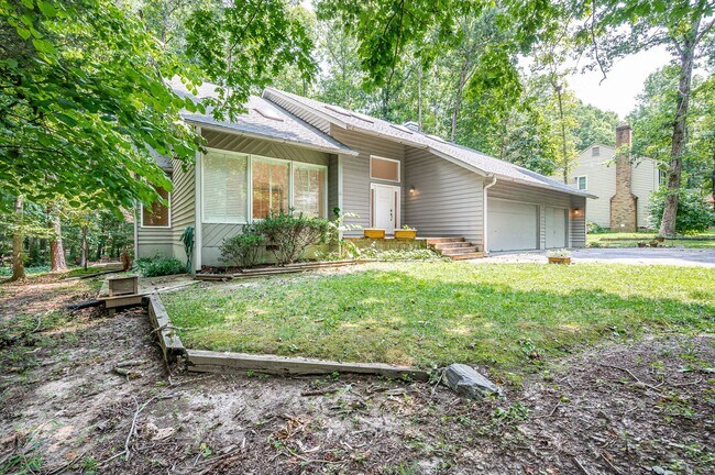 Building Photo - Exceptional Contemporary Features Privacy and a Scenic Back Yard.
