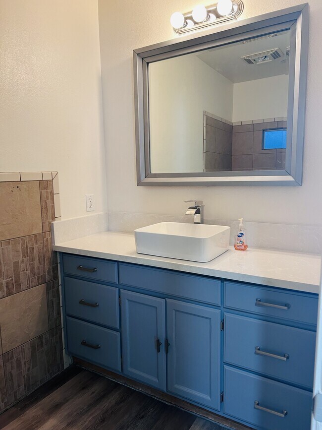 Baño reformado - 4041 1/2 W 21st St