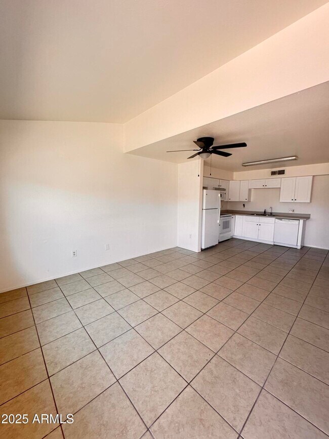 Foto del edificio - 6165 E Glencove St