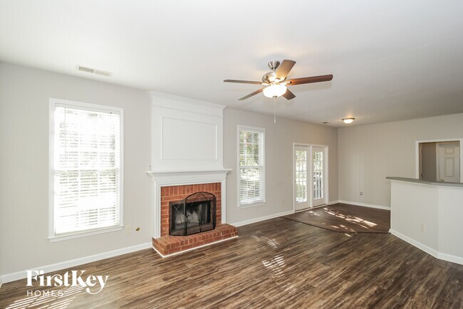Building Photo - 2915 Villa Lake Dr