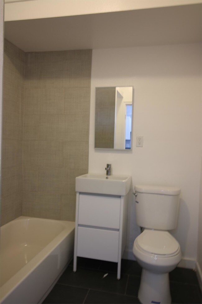 Foto del edificio - 3700 E Broadway