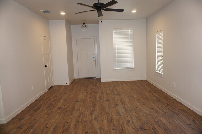 Foto del edificio - Gorgeous 2/2/1 one block away from Cooper East Elementary!