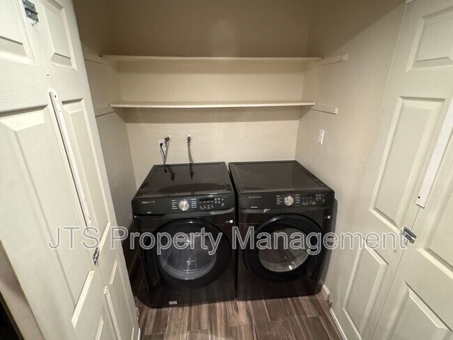 Foto del edificio - 8130 Sunrise E Way