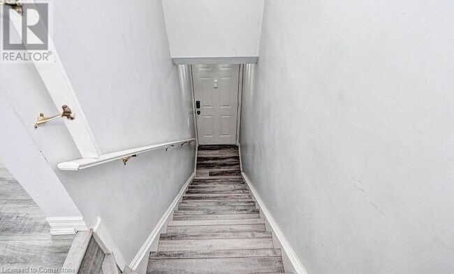 Building Photo - 45 Cedarhill Crescent
