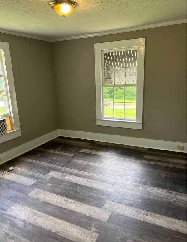 Building Photo - 2 Bed 1 Bath Home