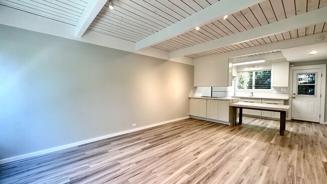 Building Photo - NEWLY RENOVATED 2 BED/2 BATH/2 PARKING - W...