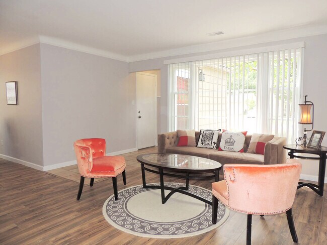 Foto del edificio - Breathtaking 3 bedroom, 1 bath Mayfield He...