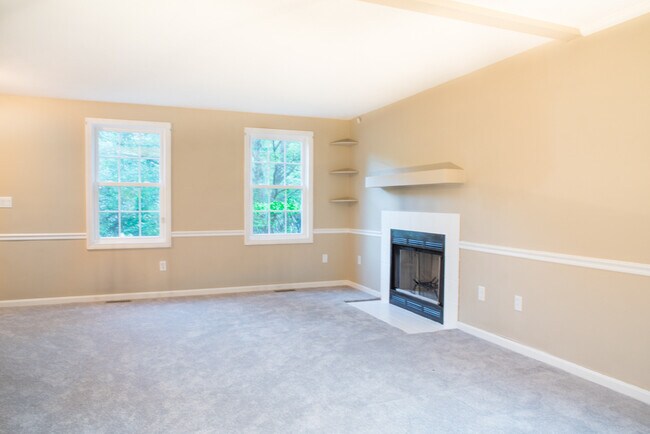 Building Photo - Gorgeous Colonial 3 BR 1.5 Baths, Fireplace, Jacuzzi Bath tub,  in Shirley