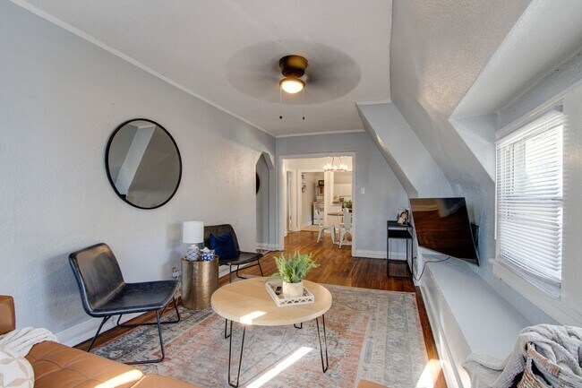 Building Photo - 1954 Manila Ave