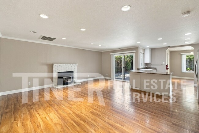 Building Photo - 639 Flower Dr