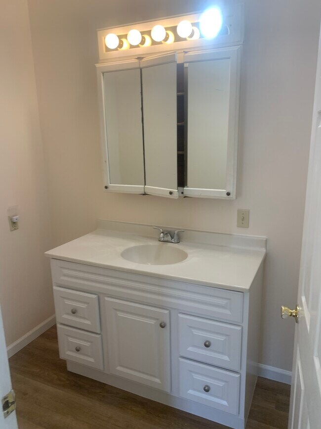 Upstairs full Bathroom - 4 Obrien Glenway