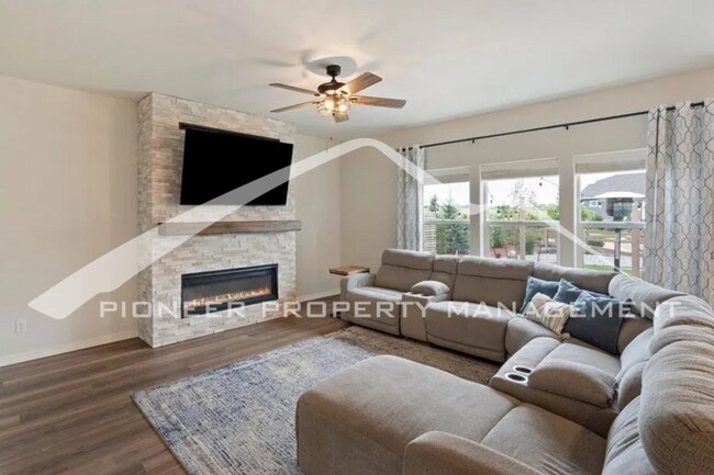Building Photo - Spacious & Stylish Living in Desirable Dis...