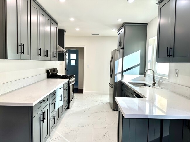 Foto del edificio - 7360 Hesperia Ave