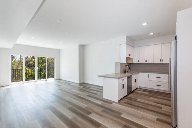 Foto del edificio - 857 N Hayworth Ave