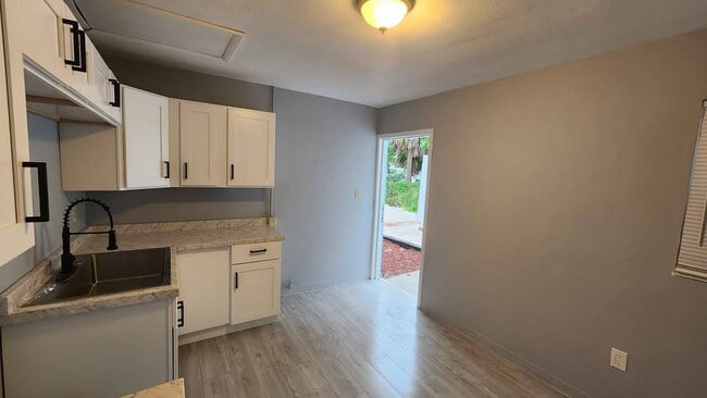 Foto del edificio - 2252 Maple Ave