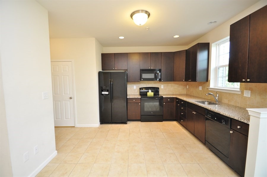 Building Photo - 270 Milkweed Dr