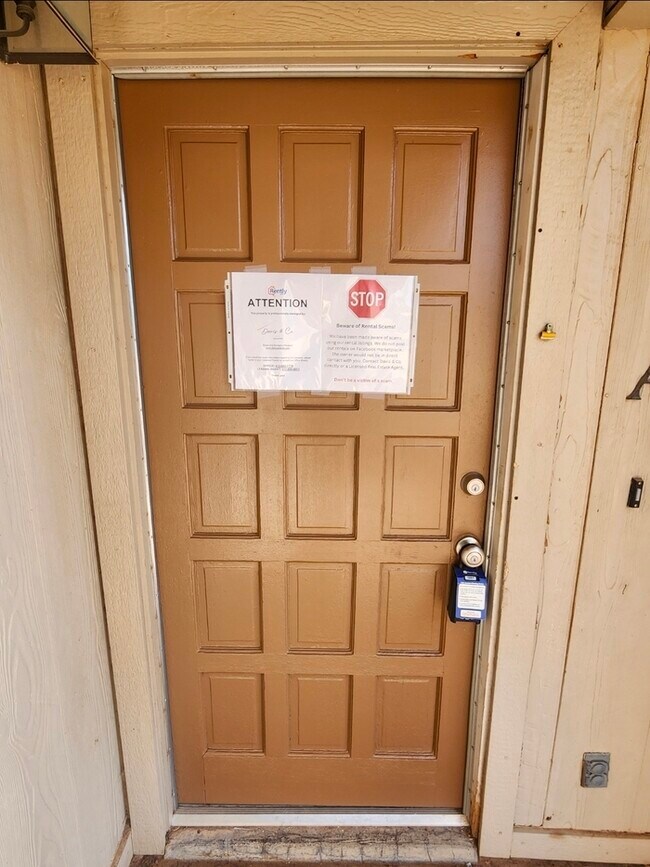 Foto del edificio - 2 bed 1 bath duplex unit, private backyard.