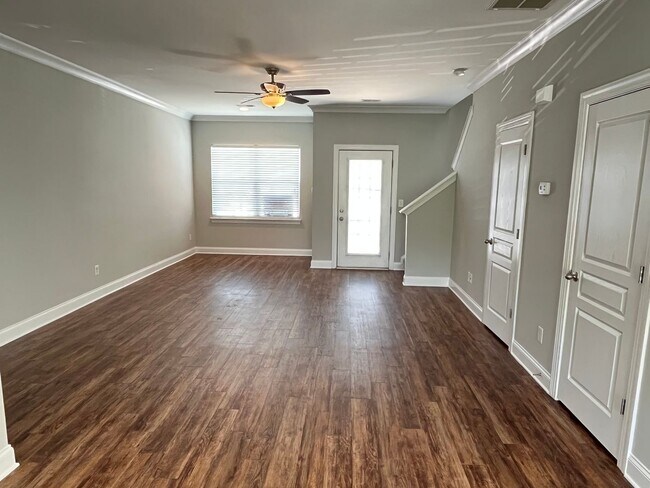 Foto del edificio - Rare 3 Bedroom townhome between Harrisburg...
