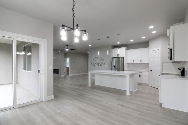 Building Photo - 716 N Rd 42