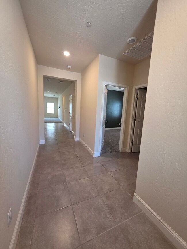 Foto del edificio - 3 bedroom 2 Bathroom available in desirabl...