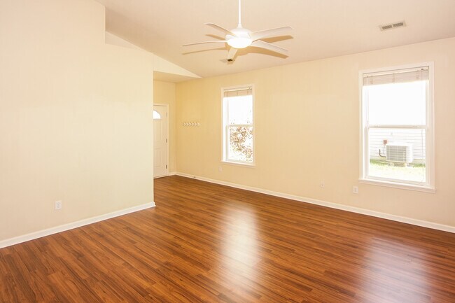 Building Photo - Amazing 3 BR 2 BA W/ Deck & Pond