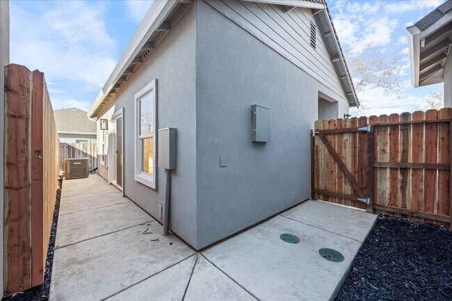Foto del edificio - 6651-6655 Sunset Bluffs Street