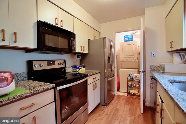 Building Photo - 7713 Lafayette Forest Dr