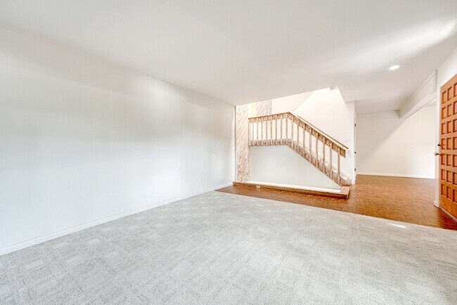 Foto del edificio - Spacious 3-Bed Condo with Finished Basement