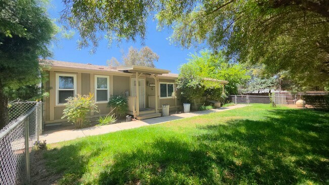 Foto del edificio - 4bed 2bath 3 car garage and Rv Boat Parking- Gorgeous Single Story House