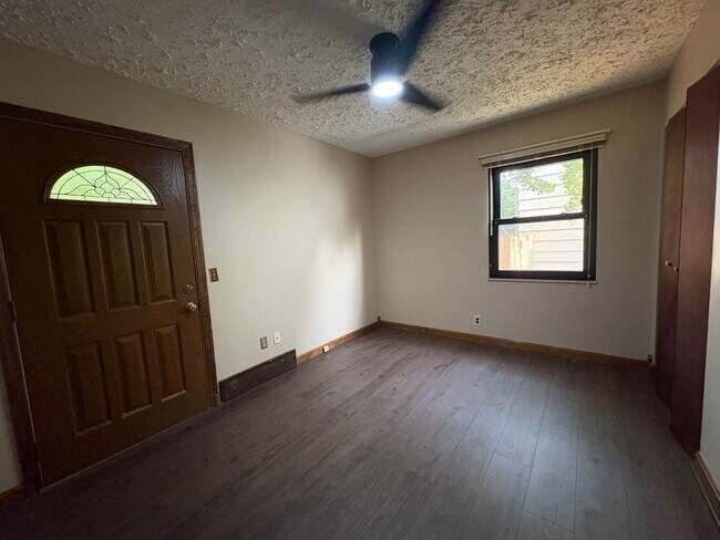 Building Photo - 3 Bedroom 1-bathroom