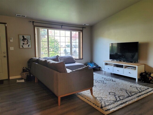 Foto del edificio - 3 bedroom home in great Keyport location!