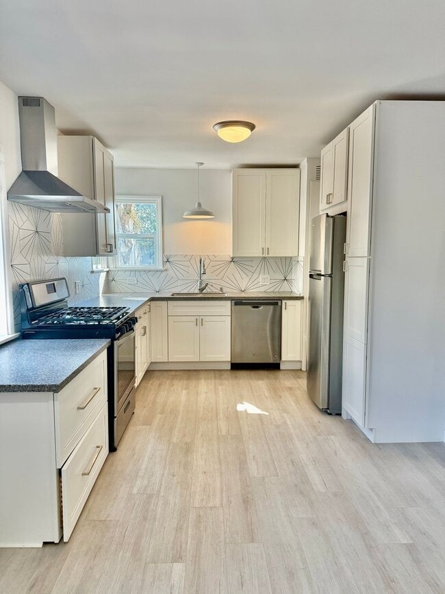 Building Photo - Fabulous 2 bedroom just steps to the BEACH!