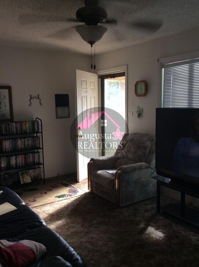 Building Photo - Cute 2 Bedroom Home!